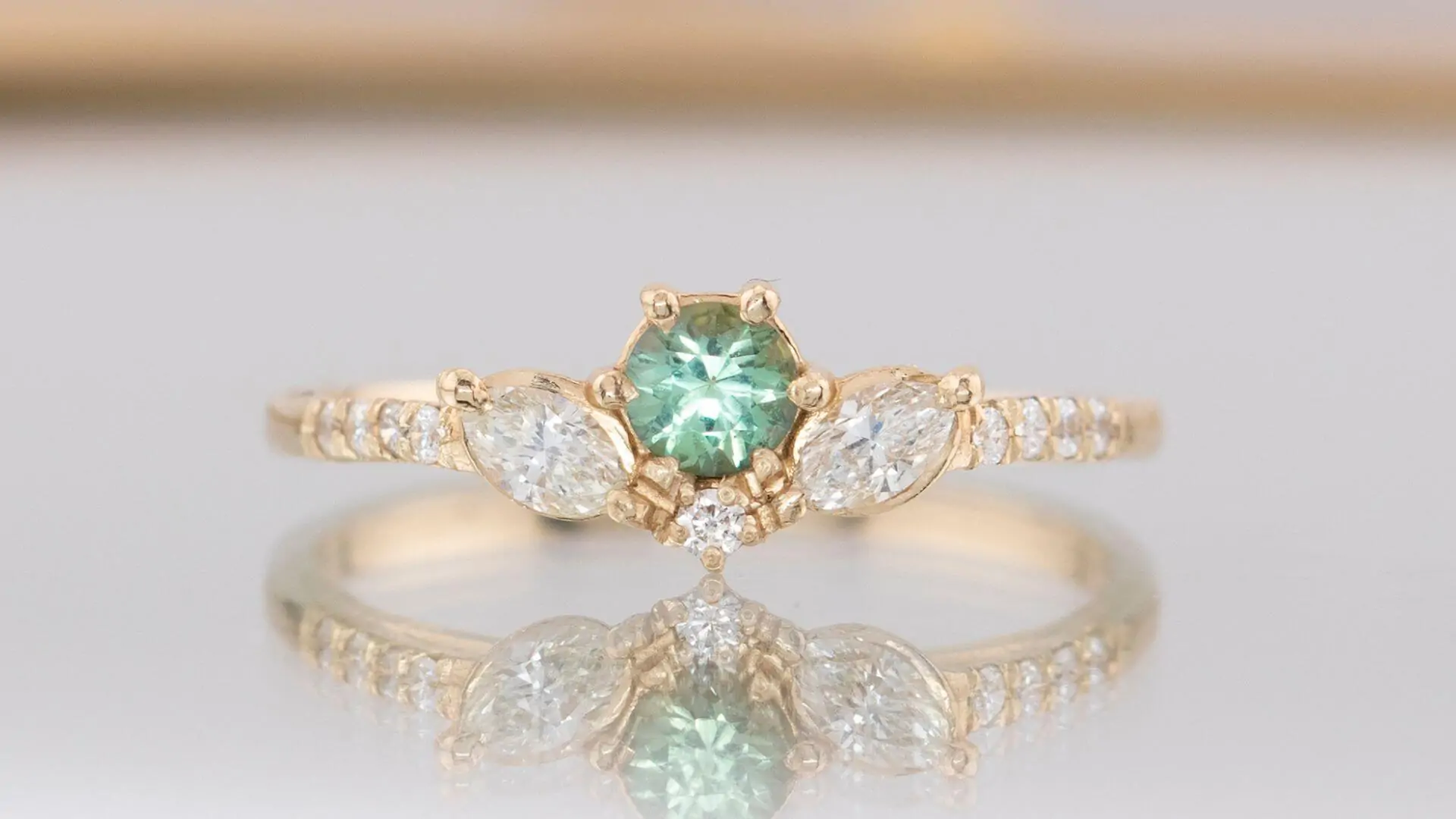inel-logodna-finut-diamante-safir-verde.jpg