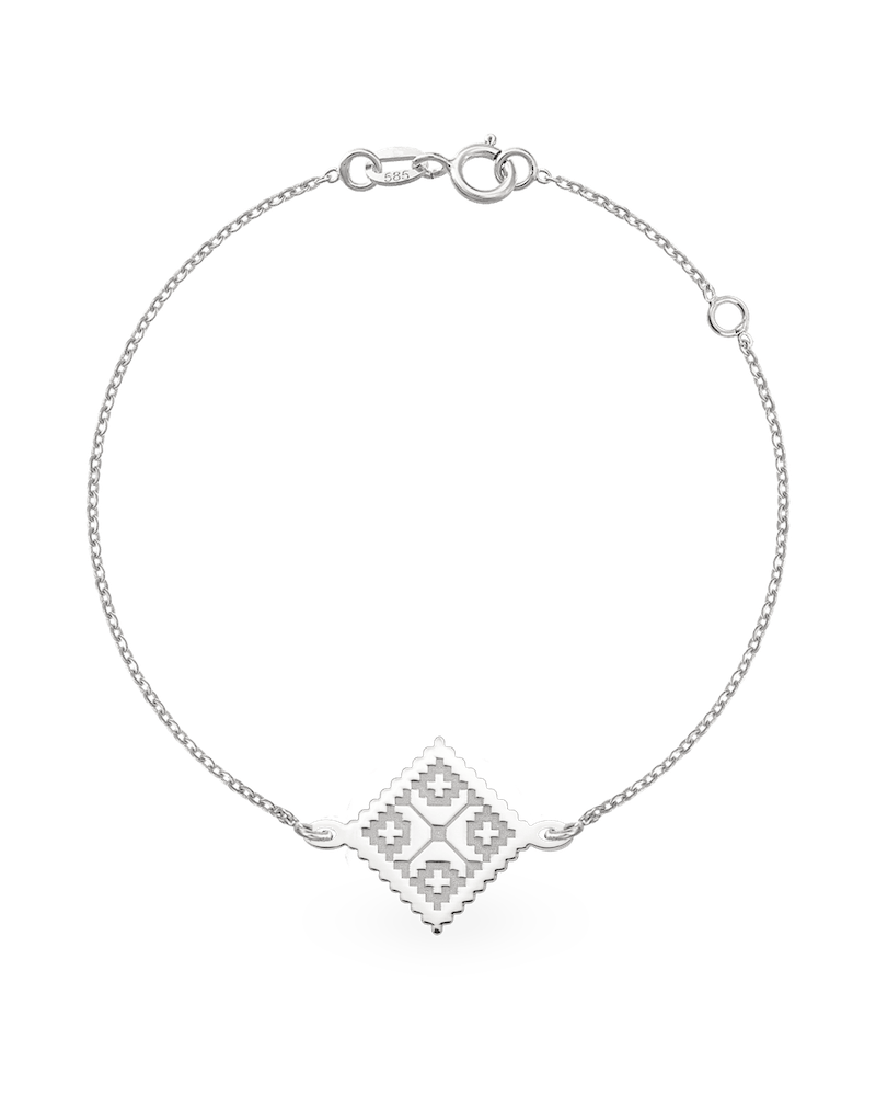 bratara-dama-simboluri-traditionale-aur-alb