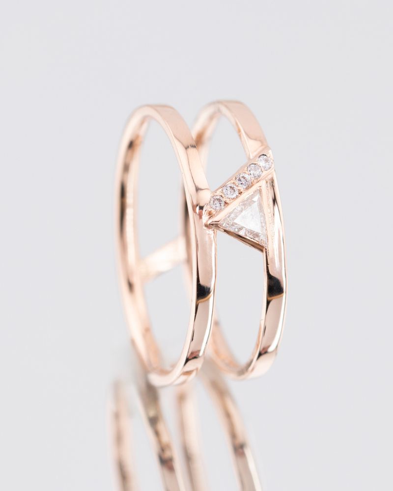 inel-dama-aur-design-deosebit-diamant-trillion-cut