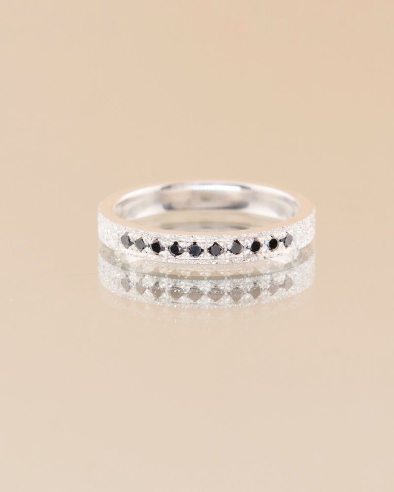 inel-diamantat-aur-diamante-negre-pavate