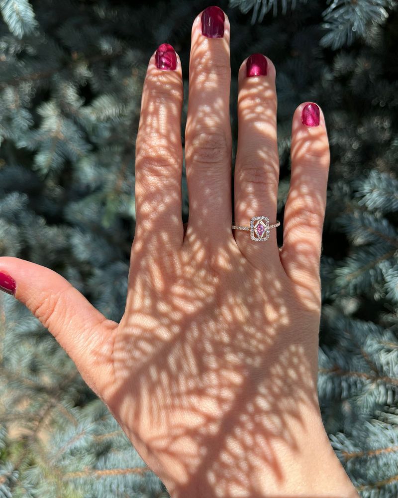 inel-logodna-cerere-speciala-casatorie-safir-roz-diamante-naturale