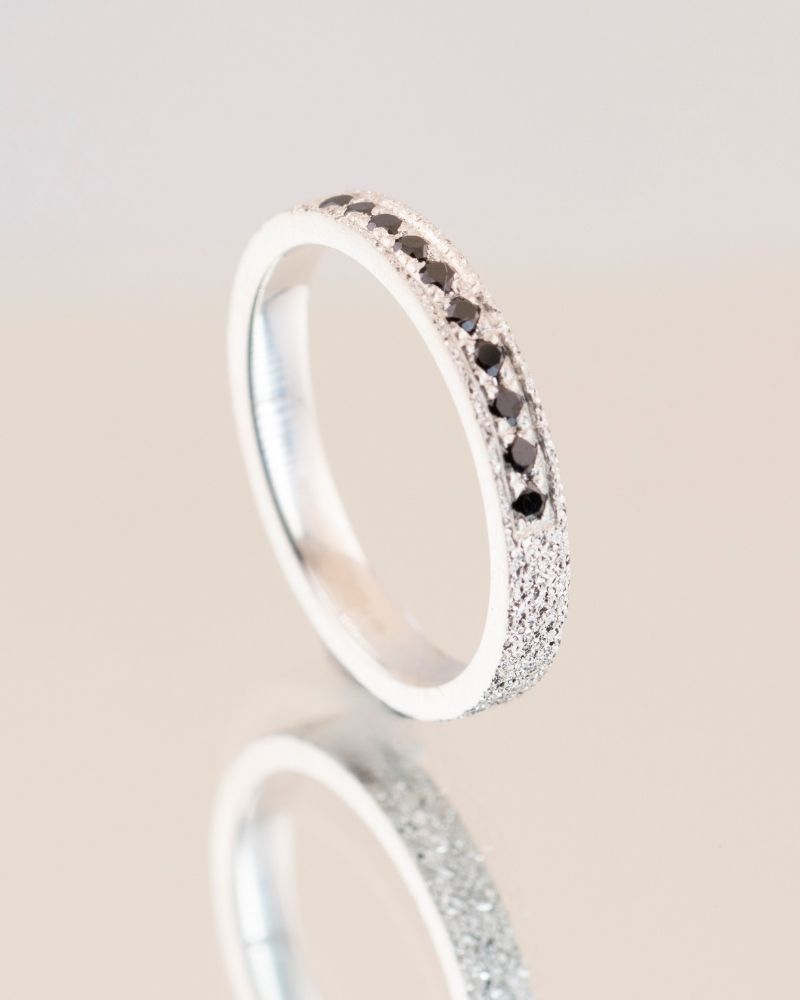 inel-texturat-aur-diamante-negre-pavate
