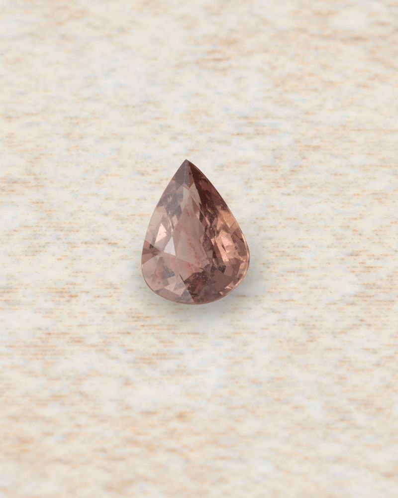 safir-natural-culoare-cafenie-taietura-para