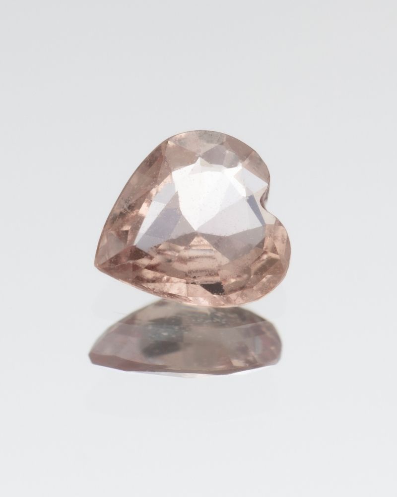 safir-natural-inimioara-culoare-portocaliu-deschis