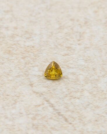 safir-natural-trillion-cut-galben-intens