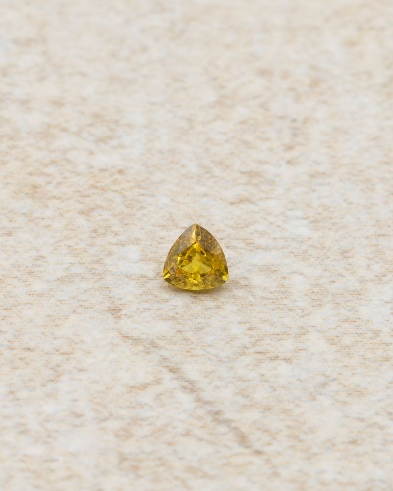 safir-natural-trillion-cut-galben-intens