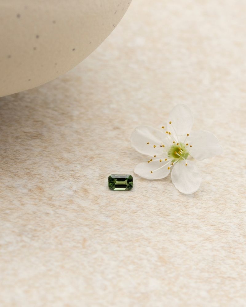 safir-natural-verde-galben-taietura-emerald