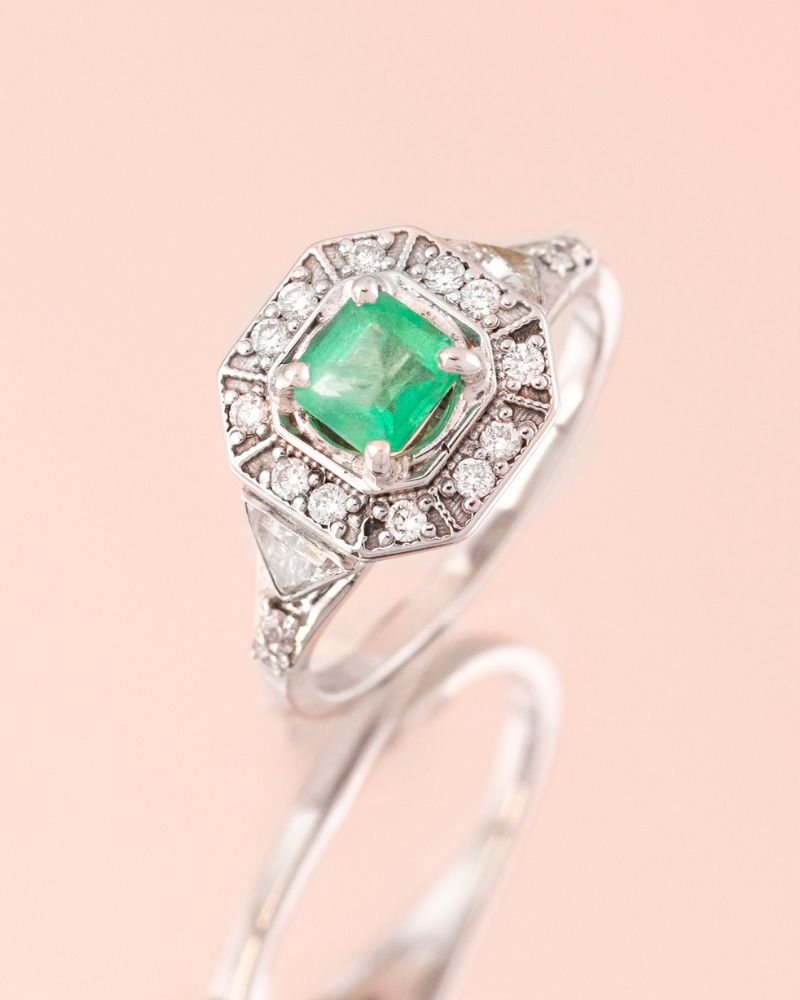 inel-superb-smarald-diamante
