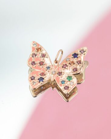 Pandantiv BUTTERFLY EFFECT cu 24 de Diamante, Safire, Rubine si un Smarald, Aur Roz 14K