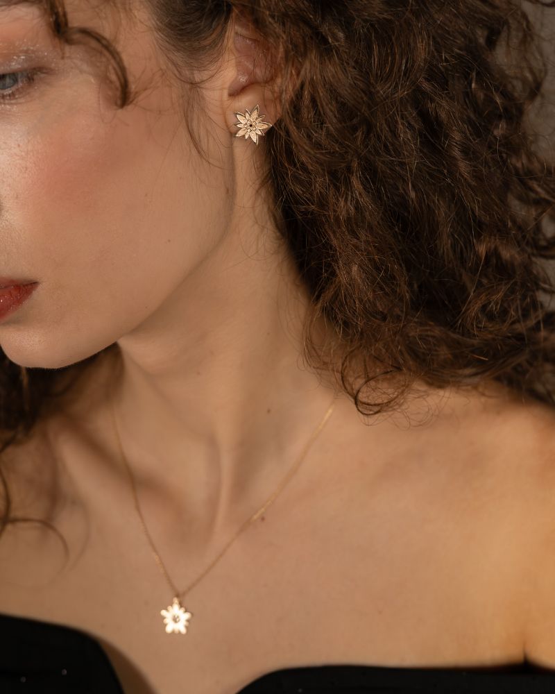 cercei-dama-aur-floare-de-colt-diamante