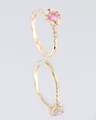 inel-logodna-safir-roz-aur-diamante