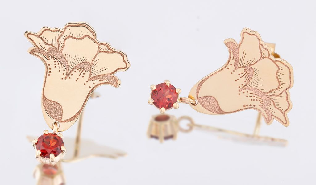 Cercei din aur 14k roz cu granate naturale, design floral, realizati in atelierul IONA din Romania.