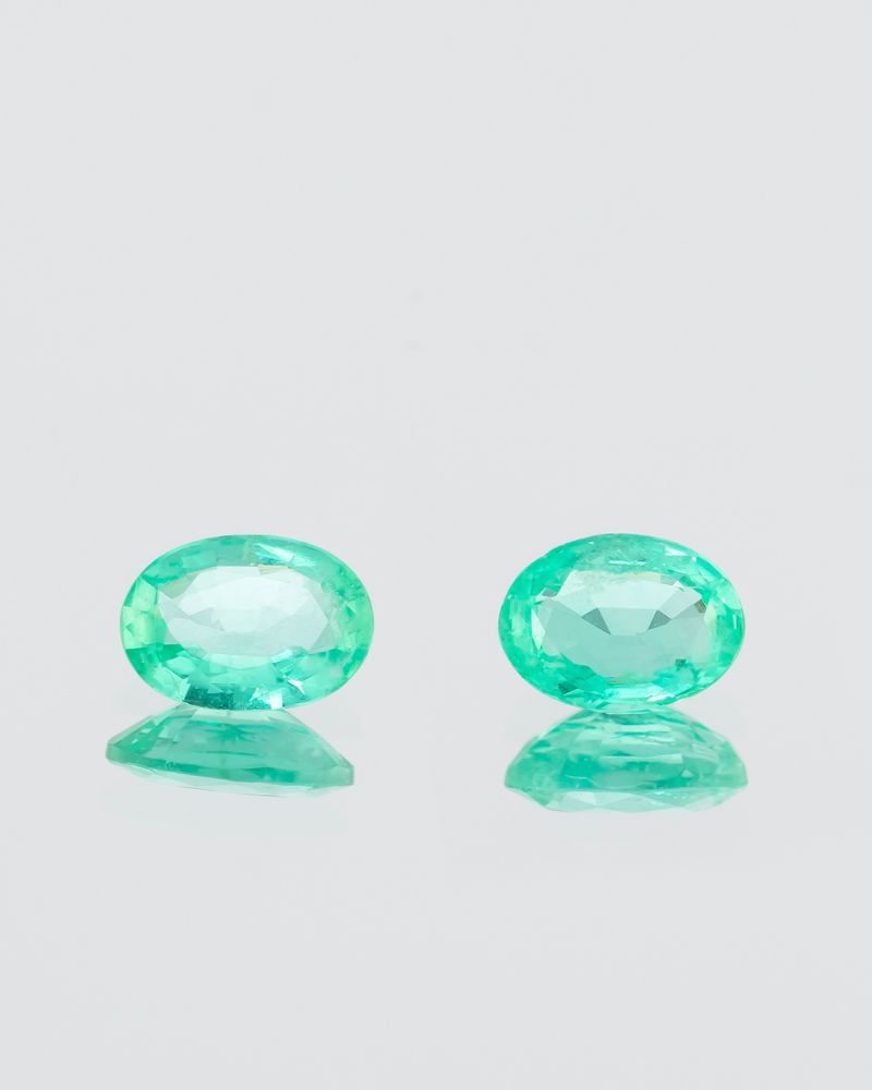 Pereche de Smaralde Naturale RARE BEAUTIES pentru Cercei, aprox. 1.31 ct