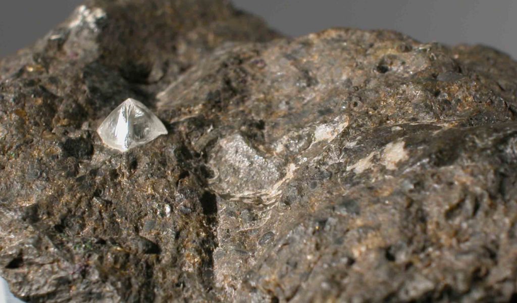 Diamante naturale gasite in piatra dupa miliarde de ani.