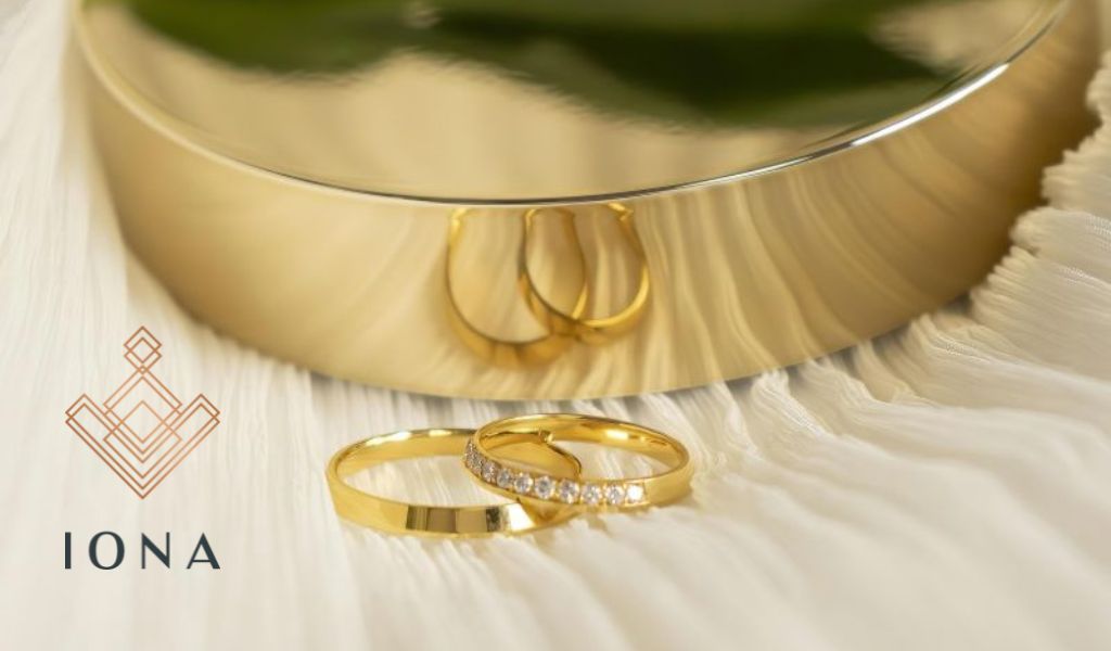 Pereche de verighete din aur galben 14k cu diamante naturale albe, poza mood.