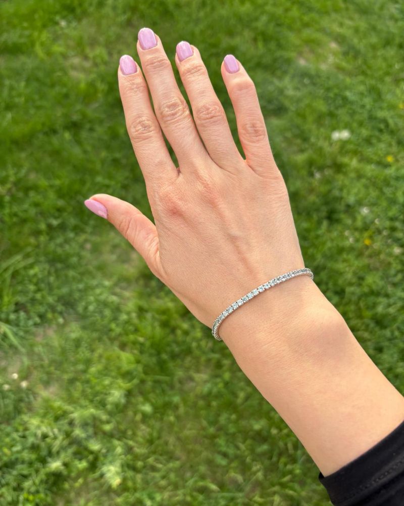 Bratara tennis din aur alb 14k cu safire verzi naturale.