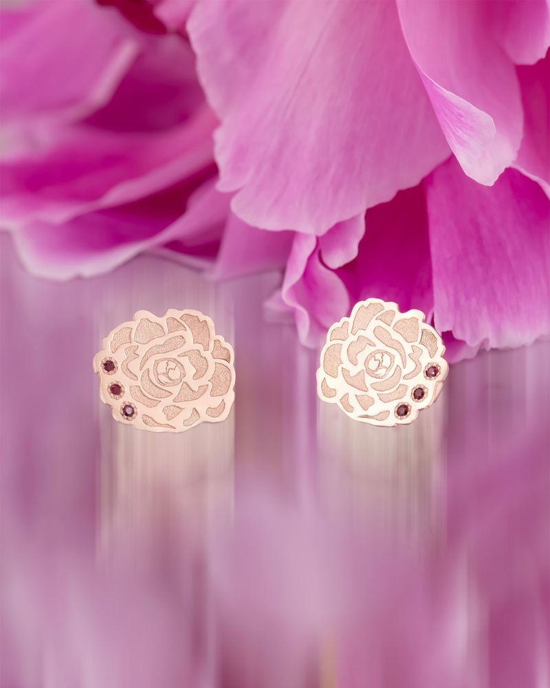 Cercei din aur roz 14K cu rubine naturale, model floral bujori.