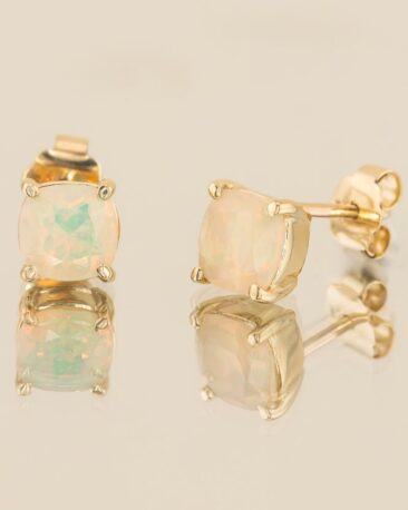 Cercei unicati din aur galben 14k cu opale naturale, elegante si stralucitoare.