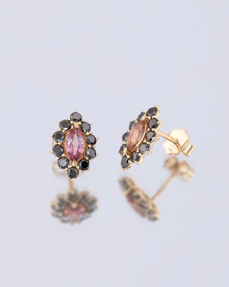 Cercei unicati din aur galben 14k cu diamante si safire naturale.