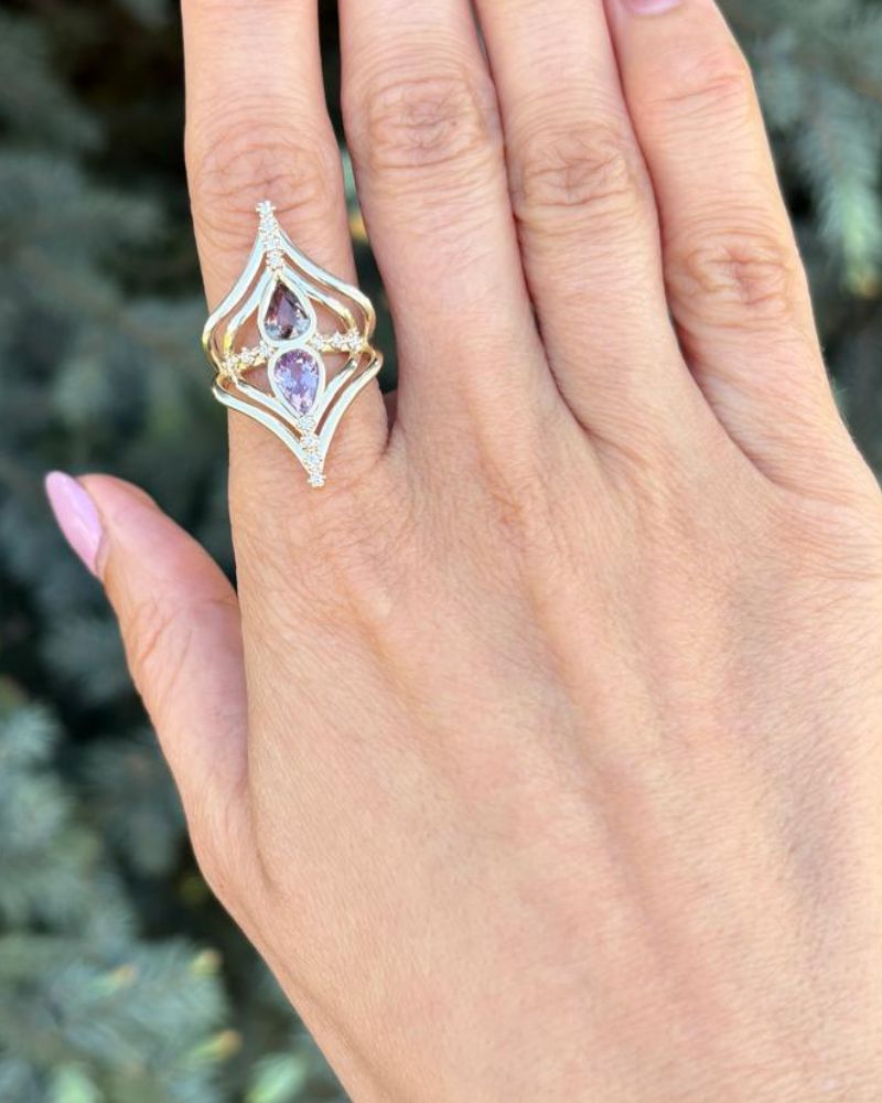 Inel unicat Under Armour de dama din aur galben 14k cu diamante si safire naturale,cu model.