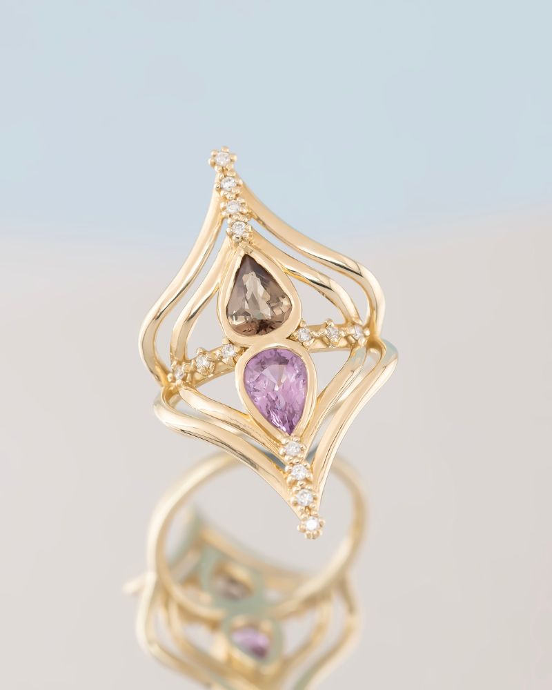 Inel unicat Under Armour de dama din aur galben 14k cu diamante si safire naturale, realizat in atelierul IONA.