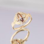 Inel unicat Vintage affair din aur galben 14k cu diamante si safir natural, exceptional.