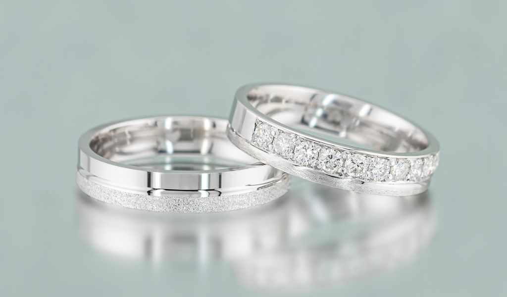 Verighete din aur alb 14k cu diamante naturale stralucitoare.