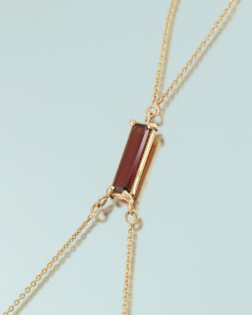 Bratara cu granat natural, design oriental, din aur galben 14k.