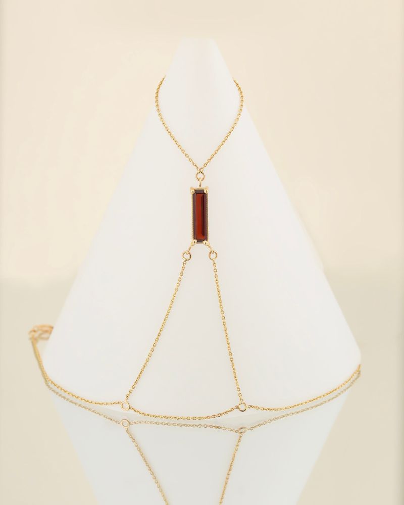 Bratara cu design oriental, din aur galben 14k cu granat natural, design realizat la IONA.