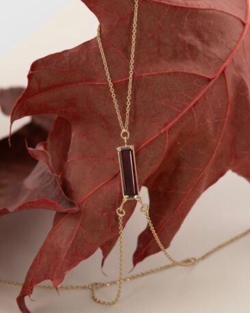 Bratara de dama, in stil oriental din aur galben 14k cu granat natural, realizata la IONA.