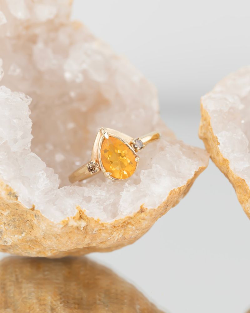 Inel dama cu opal natural portocaliu din aur galben 14k.