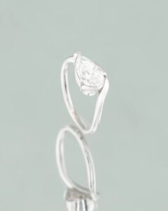 Inel de logodna personalizat din aur alb 14k cu diamant lab-grown.