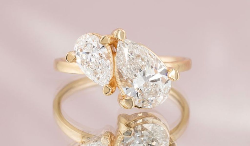 Inel de logodna personalizat din aur galben 18k cu diamante lab-grown.
