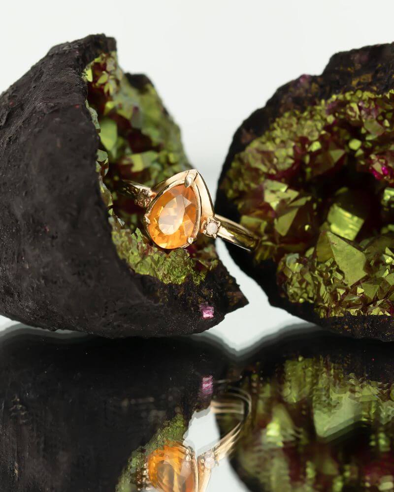 Inel de dama din aur galben 14k cu opal natural portocaliu.