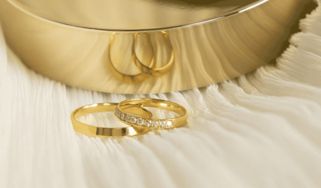 Pereche de verighete din aur galben 14k elegante cu diamante naturale stralucitoare.