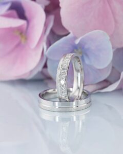Verighete din aur alb 14k personalizate cu 10 diamante naturale.