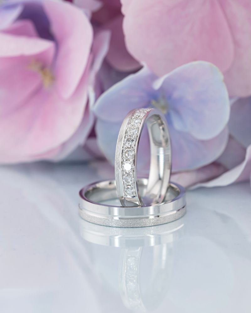 Verighete din aur alb 14k personalizate cu 10 diamante naturale.
