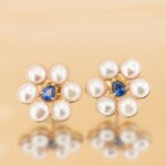 Cercei florali din aur galben 14k cu perle naturale de cultura si safir natural.