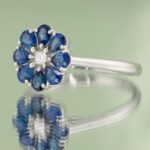 Inel de logodna custom made din aur alb 14k cu diamante si safire naturale.