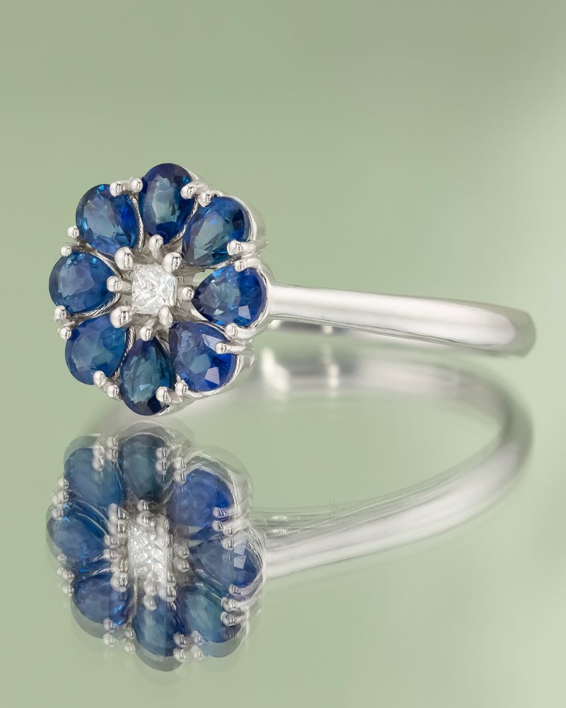 Inel de logodna custom made din aur alb 14k cu diamante si safire naturale.