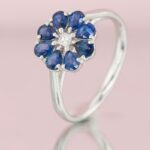Inel de logodna din aur alb 14k cu safire albastre naturale si diamant natural.