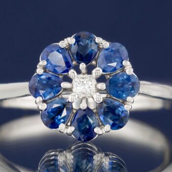 Inel de logodna custom made cu safire albastre naturale si diamant natural.