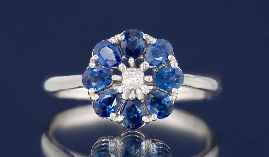 Inel de logodna custom made cu safire albastre naturale si diamant natural.