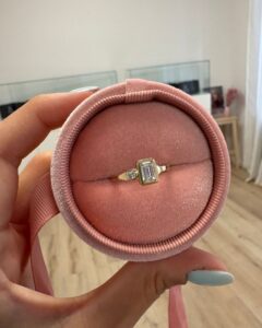 Inel de logodna custom-made cu diamant lab-grown central din aur galben 14k.