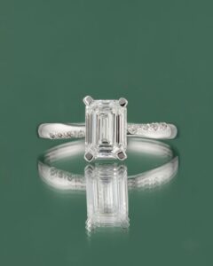 Inel de logodna custom-made din aur alb 14k cu diamante taietura speciala.