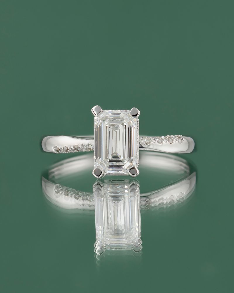 Inel de logodna custom-made din aur alb 14k cu diamante taietura speciala.