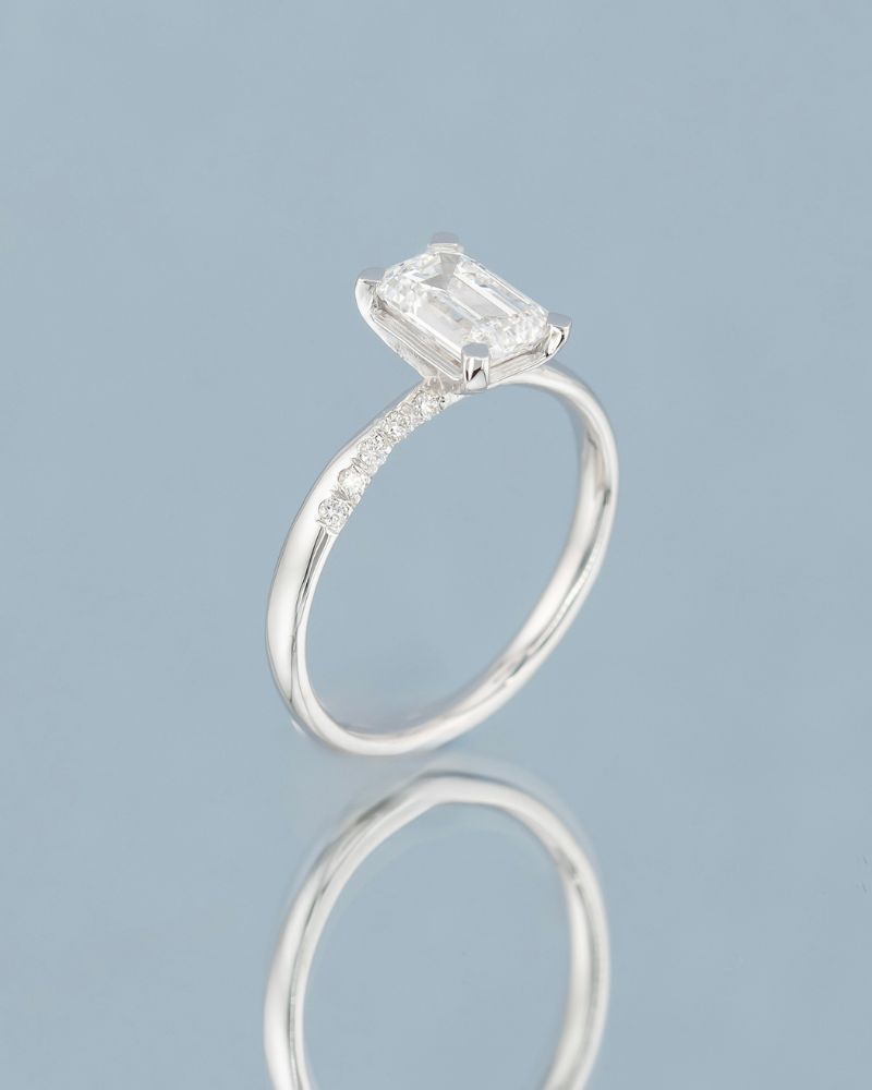 Inel de logodna cu diamante naturale taietura emerald din aur alb 14k.
