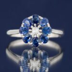 Inel de logodna pe comanda cu design floral din aur alb 14k cu diamant si safire naturale.