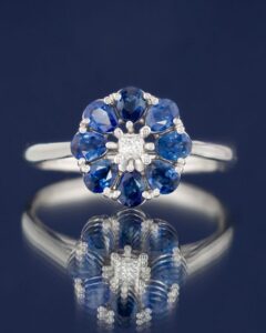Inel de logodna pe comanda cu design floral din aur alb 14k cu diamant si safire naturale.