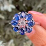 Inel de logodna cu diamant natural si safire naturale din aur alb 14k.